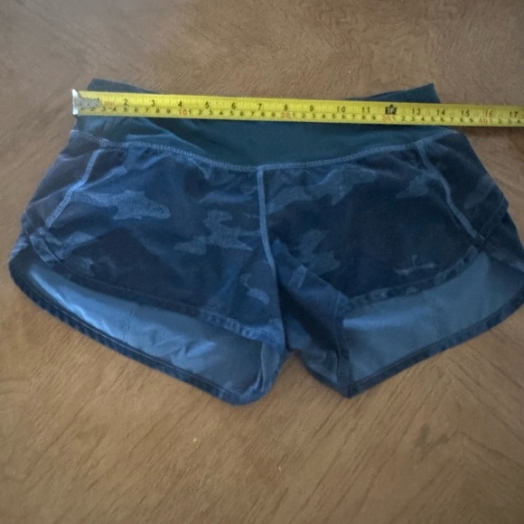 Women Lululemon Size 4 Blue Camo Shorts 2" Inseam Inner Pocket Yoga Exer… - Picture 7 of 12